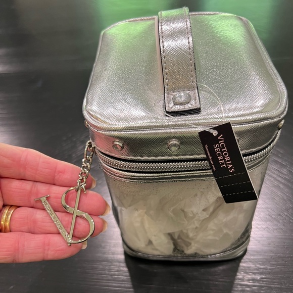 New Never Used Victoria’s Secret Silver Metallic Makeup Bag - Picture 4 of 6